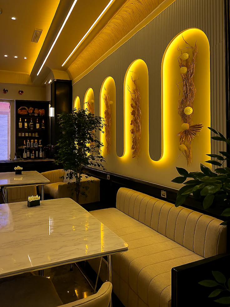 Vernieuwd interieur van een restaurant met sfeervolle verlichting en warme ambiance